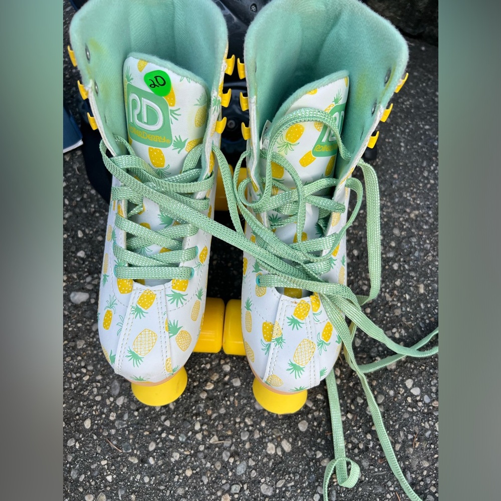Pineapple roller skates